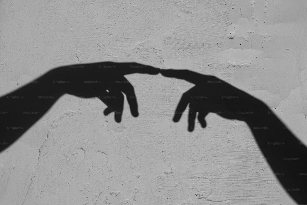 韩国男团成员遭受粉丝过度身体触摸 现场一片紊乱